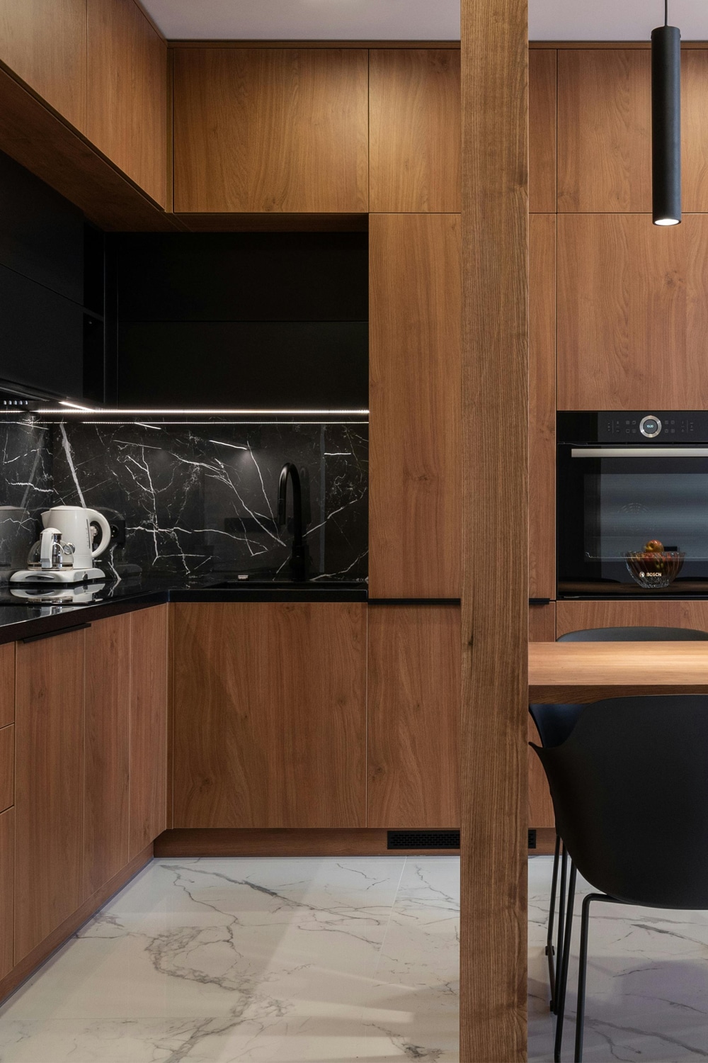 Black_mable_backsplash_wood_cabinets